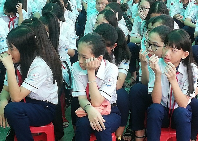 Học sinh rớt nước mắt với chương trình “Từ trái tim đến trái tim” - Ảnh 3. Học sinh rớt nước mắt với chương trình “Từ trái tim đến trái tim” - Ảnh 3.