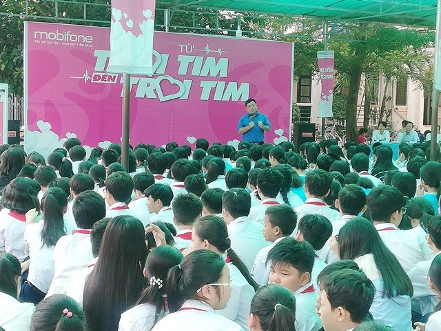 Học sinh rớt nước mắt với chương trình “Từ trái tim đến trái tim” - Ảnh 1. Học sinh rớt nước mắt với chương trình “Từ trái tim đến trái tim” - Ảnh 1.