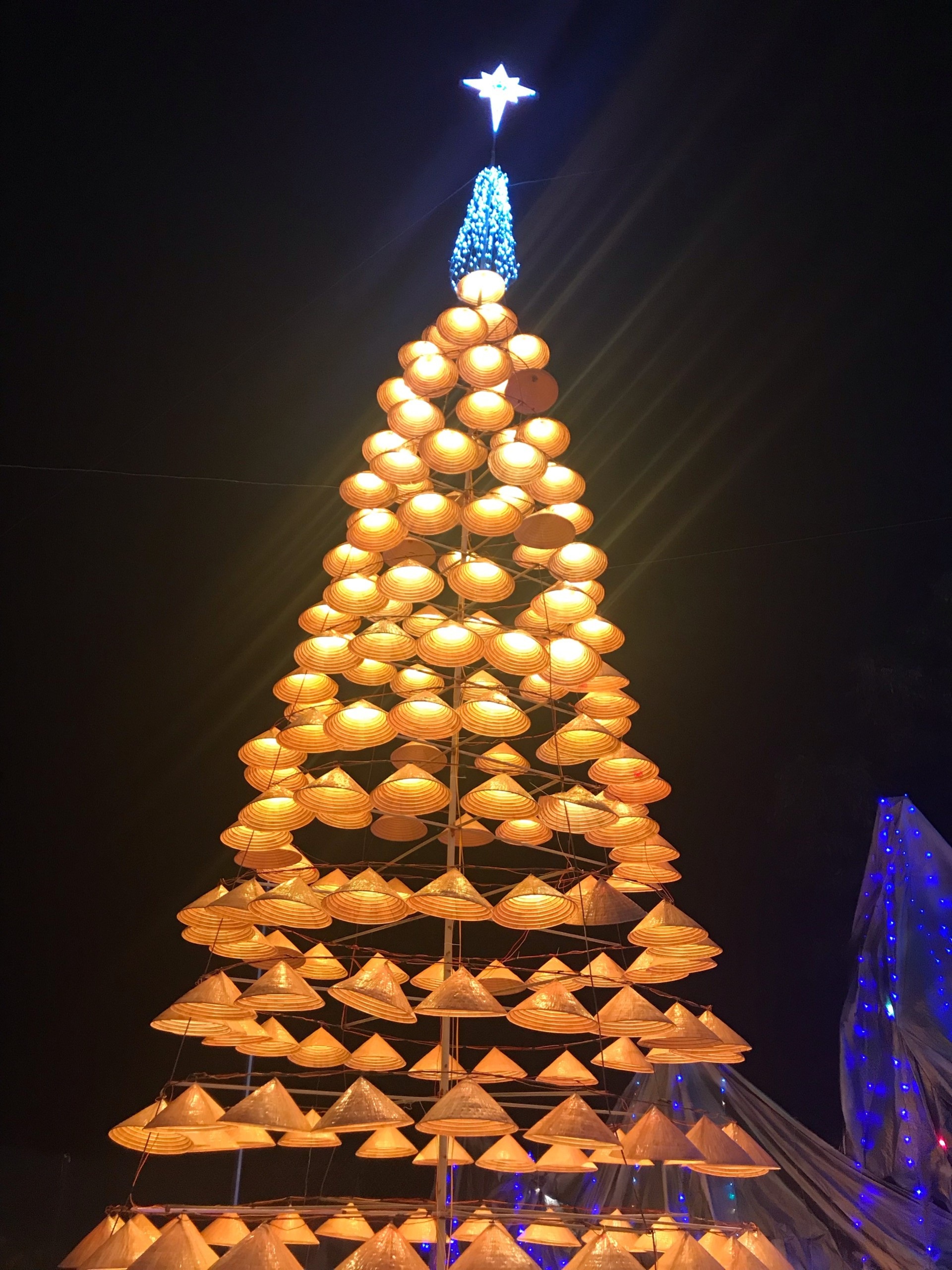 Độc đáo những “siêu phẩm” đón Giáng sinh ở xứ Nghệ - Ảnh 2. Độc đáo những “siêu phẩm” đón Giáng sinh ở xứ Nghệ - Ảnh 2.