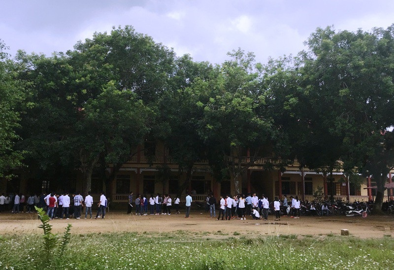 Vụ hàng trăm phụ huynh phản đối giải thể trường: Học sinh đi học xa là không có cơ sở - Ảnh 2. Vụ hàng trăm phụ huynh phản đối giải thể trường: Học sinh đi học xa là không có cơ sở - Ảnh 2.