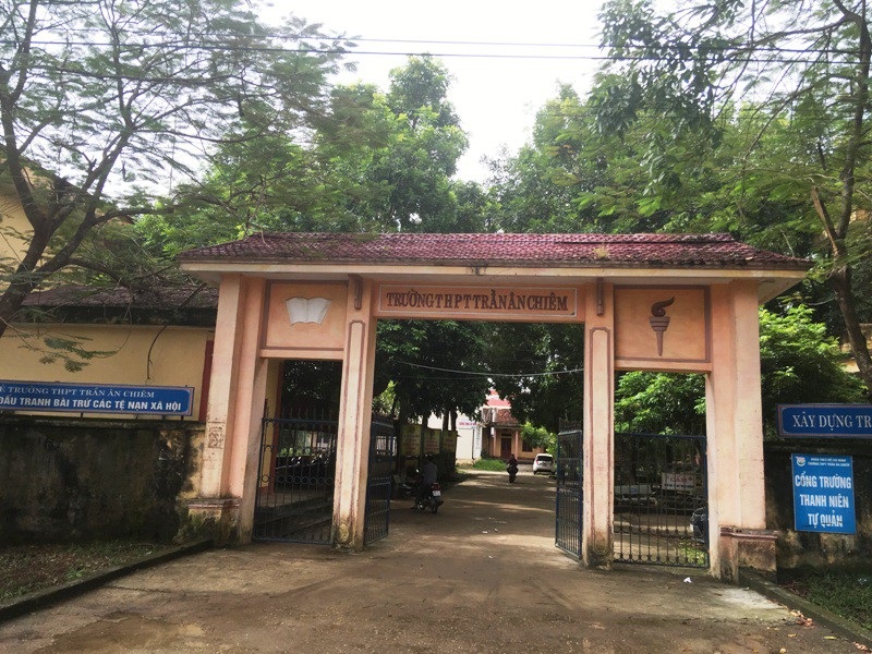 Vụ hàng trăm phụ huynh phản đối giải thể trường: Học sinh đi học xa là không có cơ sở - Ảnh 1. Vụ hàng trăm phụ huynh phản đối giải thể trường: Học sinh đi học xa là không có cơ sở - Ảnh 1.
