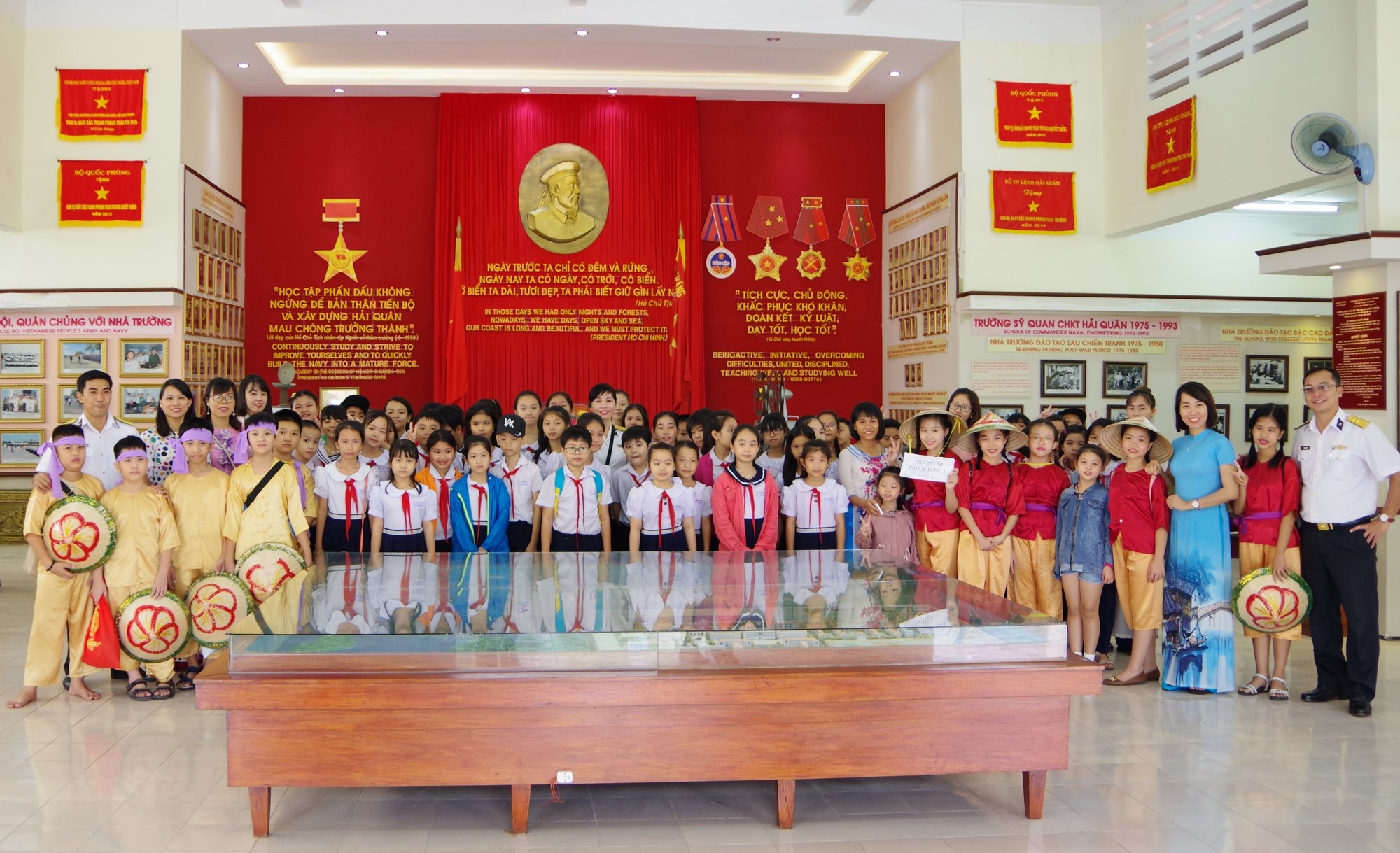 4.000 học sinh đến thăm, giao lưu tại Học viện Hải quân nhân dịp ngày 22/12 - Ảnh 2. 4.000 học sinh đến thăm, giao lưu tại Học viện Hải quân nhân dịp ngày 22/12 - Ảnh 2.
