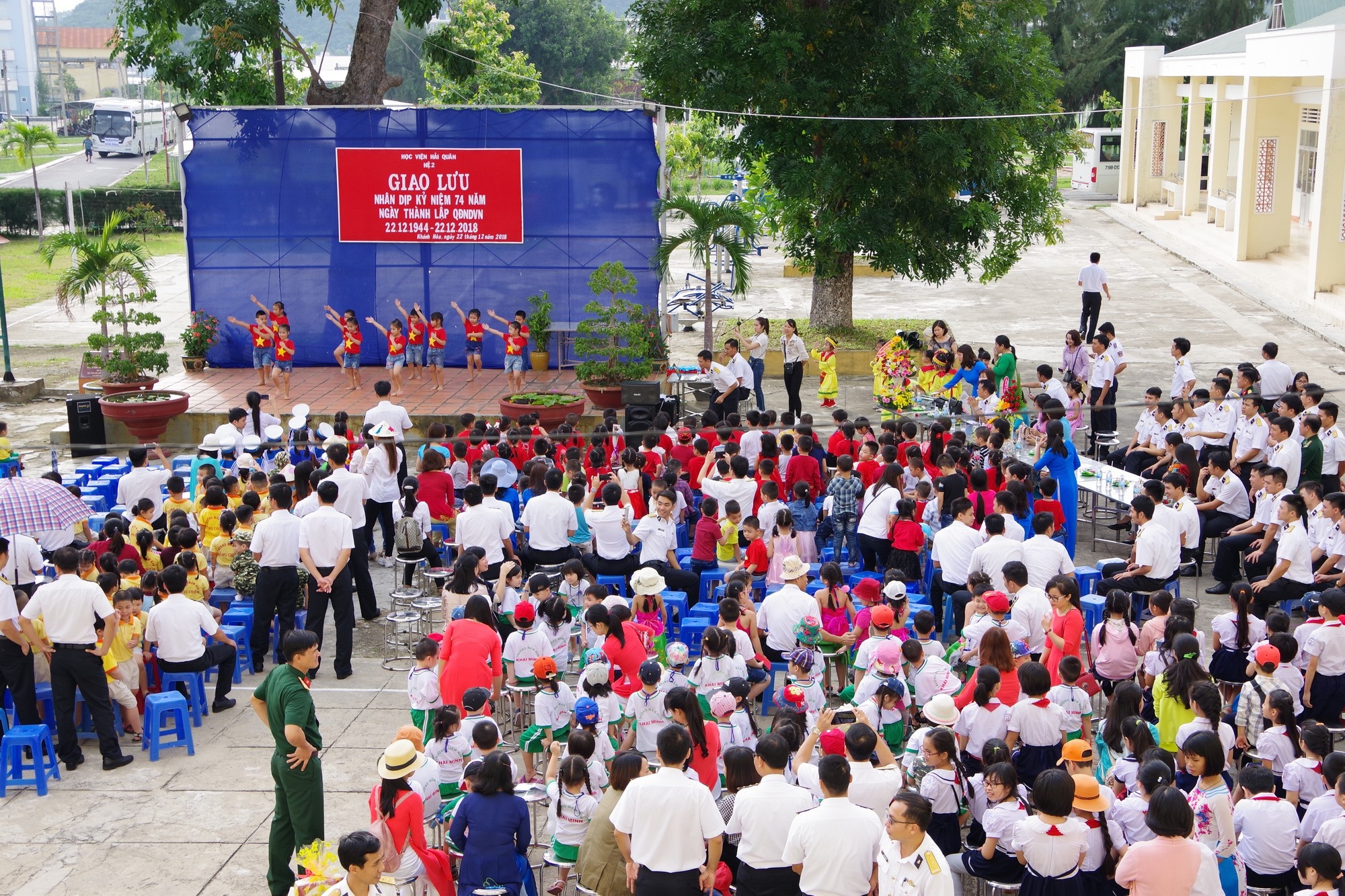 4.000 học sinh đến thăm, giao lưu tại Học viện Hải quân nhân dịp ngày 22/12 - Ảnh 1. 4.000 học sinh đến thăm, giao lưu tại Học viện Hải quân nhân dịp ngày 22/12 - Ảnh 1.