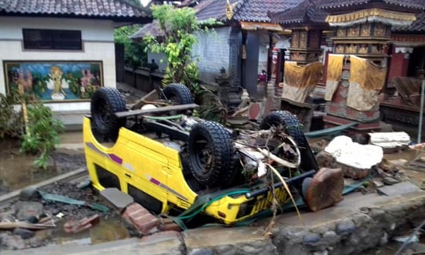 Cảnh tượng tan hoang tại Indonesia sau trận sóng thần khiến 62 người chết - Ảnh 2. Cảnh tượng tan hoang tại Indonesia sau trận sóng thần khiến 62 người chết - Ảnh 2.