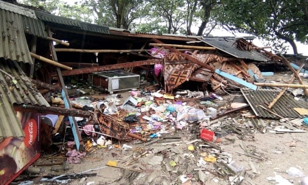 Cảnh tượng tan hoang tại Indonesia sau trận sóng thần khiến 62 người chết - Ảnh 9. Cảnh tượng tan hoang tại Indonesia sau trận sóng thần khiến 62 người chết - Ảnh 9.