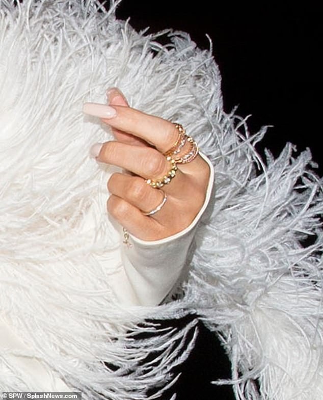 Kylie Jenner diện váy trễ nải ra phố - Ảnh 3. Kylie Jenner diện váy trễ nải ra phố - Ảnh 3.
