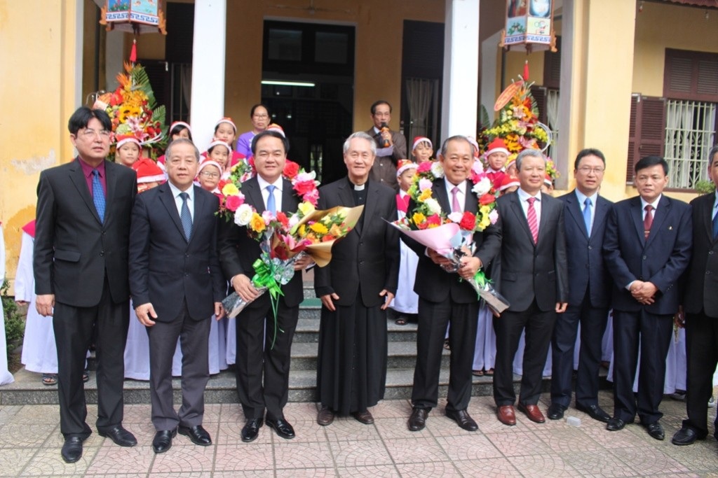 Phó Thủ tướng Trương Hòa Bình chúc mừng Giáng sinh Tổng Giám mục Huế - Ảnh 1. Phó Thủ tướng Trương Hòa Bình chúc mừng Giáng sinh Tổng Giám mục Huế - Ảnh 1.