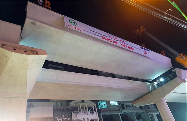 Hợp long toàn tuyến trên cao đường sắt ga Hà Nội - Nhổn - Ảnh 1. Hợp long toàn tuyến trên cao đường sắt ga Hà Nội - Nhổn - Ảnh 1.