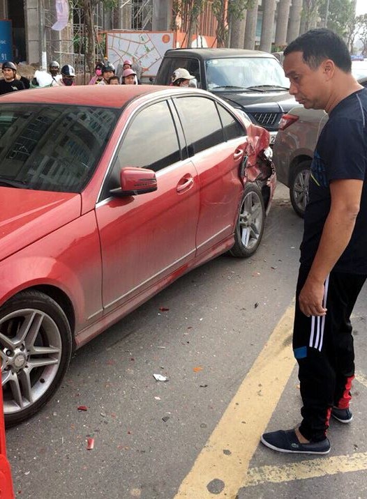 Hà Nội: Tai nạn liên hoàn, 5 ô tô hư hỏng - Ảnh 5.