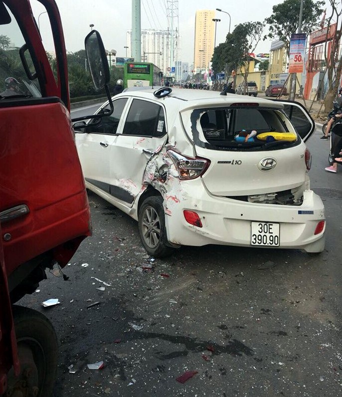 Hà Nội: Tai nạn liên hoàn, 5 ô tô hư hỏng - Ảnh 3.