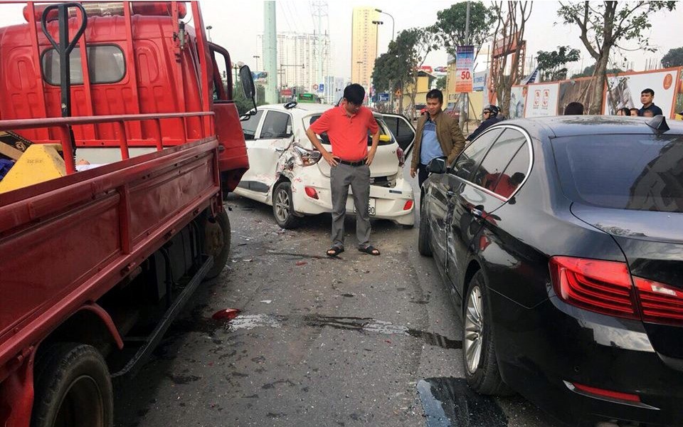 Hà Nội: Tai nạn liên hoàn, 5 ô tô hư hỏng - Ảnh 1.