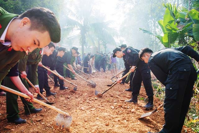 Chiến sĩ trẻ mang đông ấm lên xã nghèo vùng cao - Ảnh 6. Chiến sĩ trẻ mang đông ấm lên xã nghèo vùng cao - Ảnh 6.