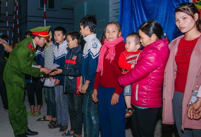 Chiến sĩ trẻ mang đông ấm lên xã nghèo vùng cao - Ảnh 5. Chiến sĩ trẻ mang đông ấm lên xã nghèo vùng cao - Ảnh 5.