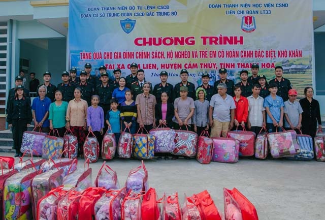 Chiến sĩ trẻ mang đông ấm lên xã nghèo vùng cao - Ảnh 8. Chiến sĩ trẻ mang đông ấm lên xã nghèo vùng cao - Ảnh 8.