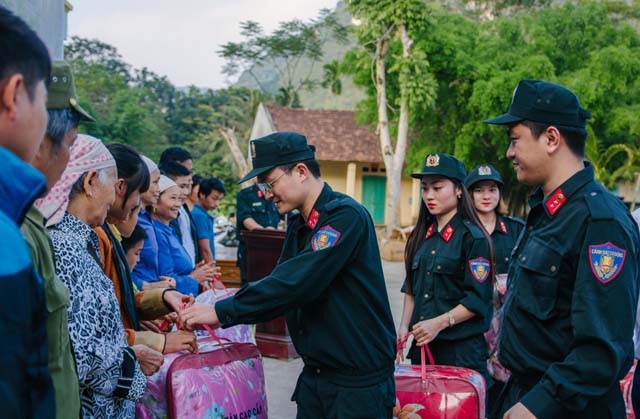 Chiến sĩ trẻ mang đông ấm lên xã nghèo vùng cao - Ảnh 2. Chiến sĩ trẻ mang đông ấm lên xã nghèo vùng cao - Ảnh 2.