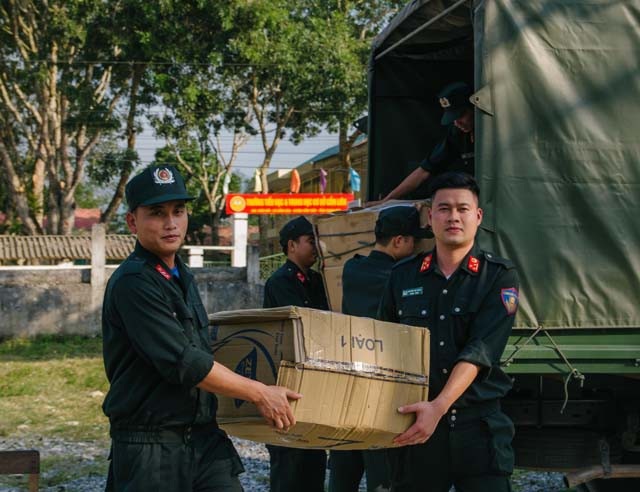 Chiến sĩ trẻ mang đông ấm lên xã nghèo vùng cao - Ảnh 1. Chiến sĩ trẻ mang đông ấm lên xã nghèo vùng cao - Ảnh 1.