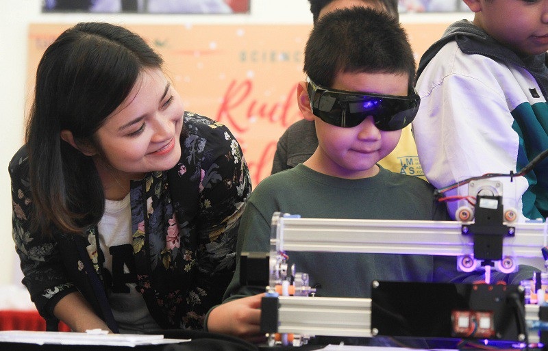 Giáng sinh đầy sắc màu khoa học của học sinh trường Hà Nội - Amsterdam - Ảnh 8.