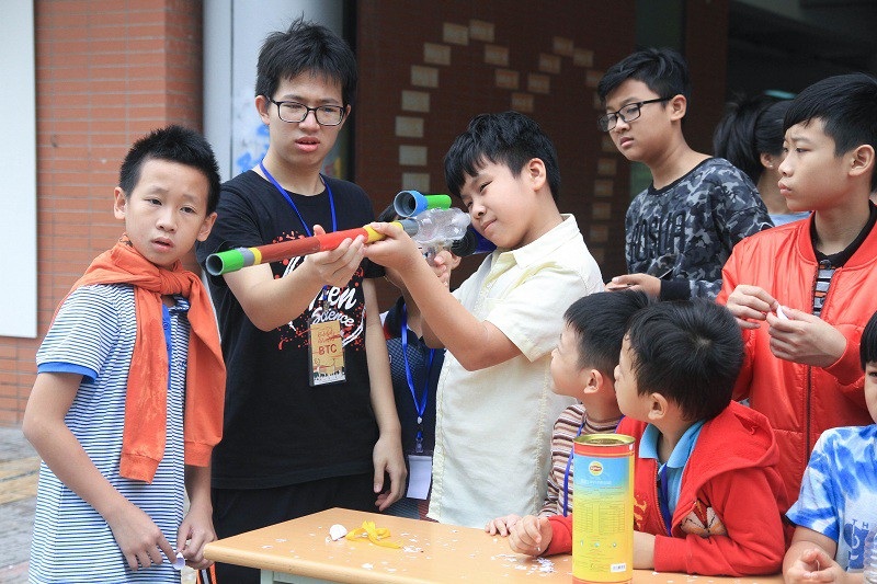 Giáng sinh đầy sắc màu khoa học của học sinh trường Hà Nội - Amsterdam - Ảnh 9.