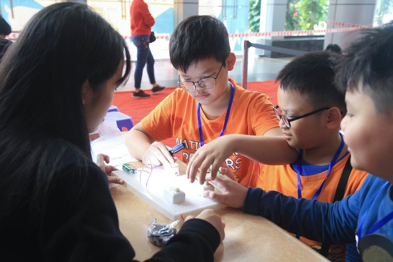 Giáng sinh đầy sắc màu khoa học của học sinh trường Hà Nội - Amsterdam - Ảnh 10.