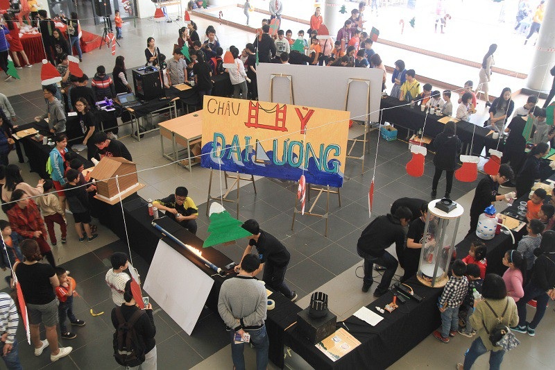 Giáng sinh đầy sắc màu khoa học của học sinh trường Hà Nội - Amsterdam - Ảnh 1.