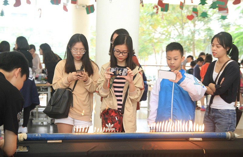 Giáng sinh đầy sắc màu khoa học của học sinh trường Hà Nội - Amsterdam - Ảnh 2.