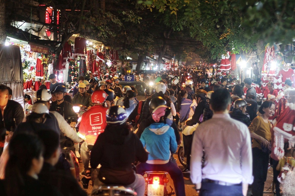 “Biển người” đổ về đón Noel, nhiều tuyến đường Hà Nội ùn tắc kéo dài - Ảnh 1. “Biển người” đổ về đón Noel, nhiều tuyến đường Hà Nội ùn tắc kéo dài - Ảnh 1.