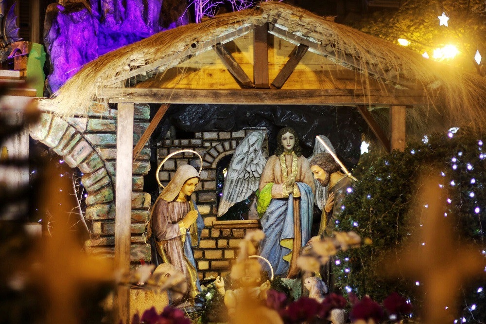 “Biển người” đổ về đón Noel, nhiều tuyến đường Hà Nội ùn tắc kéo dài - Ảnh 10. “Biển người” đổ về đón Noel, nhiều tuyến đường Hà Nội ùn tắc kéo dài - Ảnh 10.
