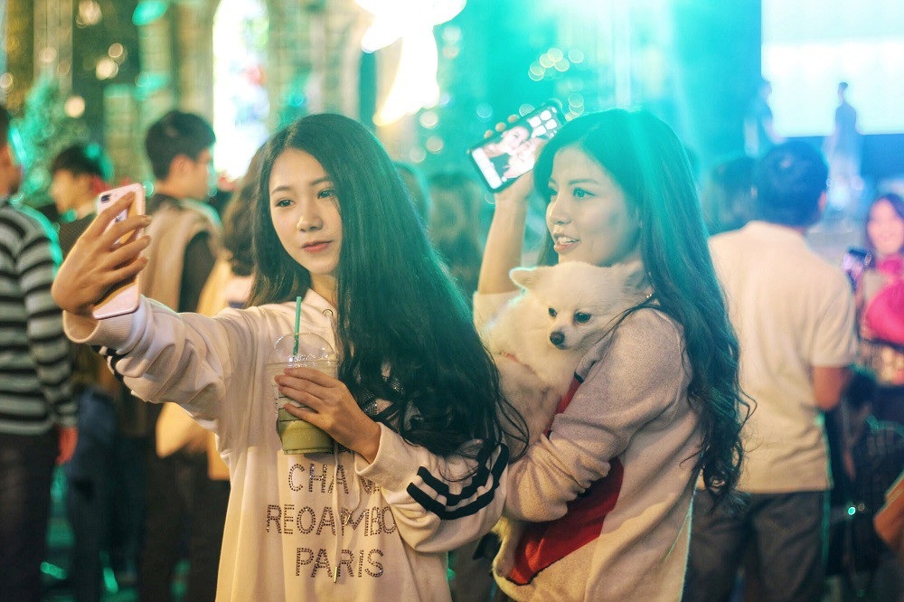“Biển người” đổ về đón Noel, nhiều tuyến đường Hà Nội ùn tắc kéo dài - Ảnh 11. “Biển người” đổ về đón Noel, nhiều tuyến đường Hà Nội ùn tắc kéo dài - Ảnh 11.