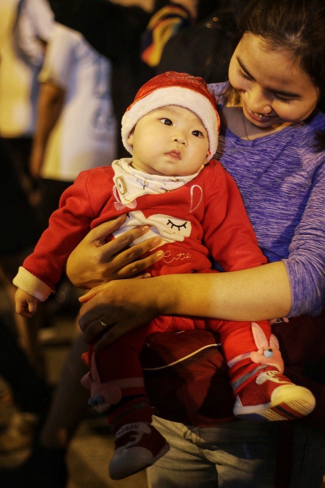 “Biển người” đổ về đón Noel, nhiều tuyến đường Hà Nội ùn tắc kéo dài - Ảnh 13. “Biển người” đổ về đón Noel, nhiều tuyến đường Hà Nội ùn tắc kéo dài - Ảnh 13.