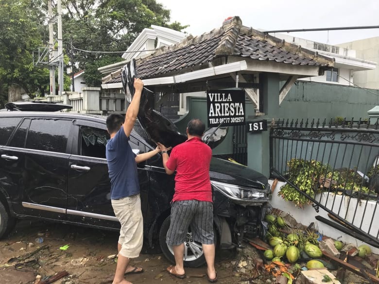 Du khách nghẹn ngào nhớ lại khoảnh khắc sóng thần bất ngờ ập tới Indonesia - Ảnh 3. Du khách nghẹn ngào nhớ lại khoảnh khắc sóng thần bất ngờ ập tới Indonesia - Ảnh 3.