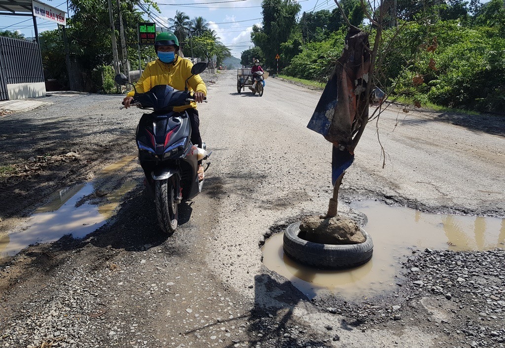 Phát khiếp với những tuyến đường nát bét, “ổ voi” chằng chịt - Ảnh 1. Phát khiếp với những tuyến đường nát bét, “ổ voi” chằng chịt - Ảnh 1.
