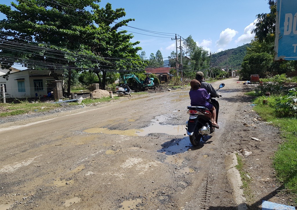 Phát khiếp với những tuyến đường nát bét, “ổ voi” chằng chịt - Ảnh 2. Phát khiếp với những tuyến đường nát bét, “ổ voi” chằng chịt - Ảnh 2.