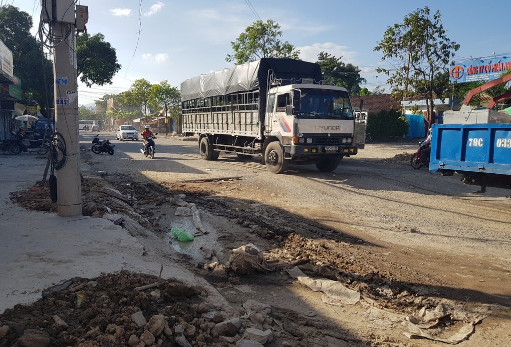 Phát khiếp với những tuyến đường nát bét, “ổ voi” chằng chịt - Ảnh 4. Phát khiếp với những tuyến đường nát bét, “ổ voi” chằng chịt - Ảnh 4.