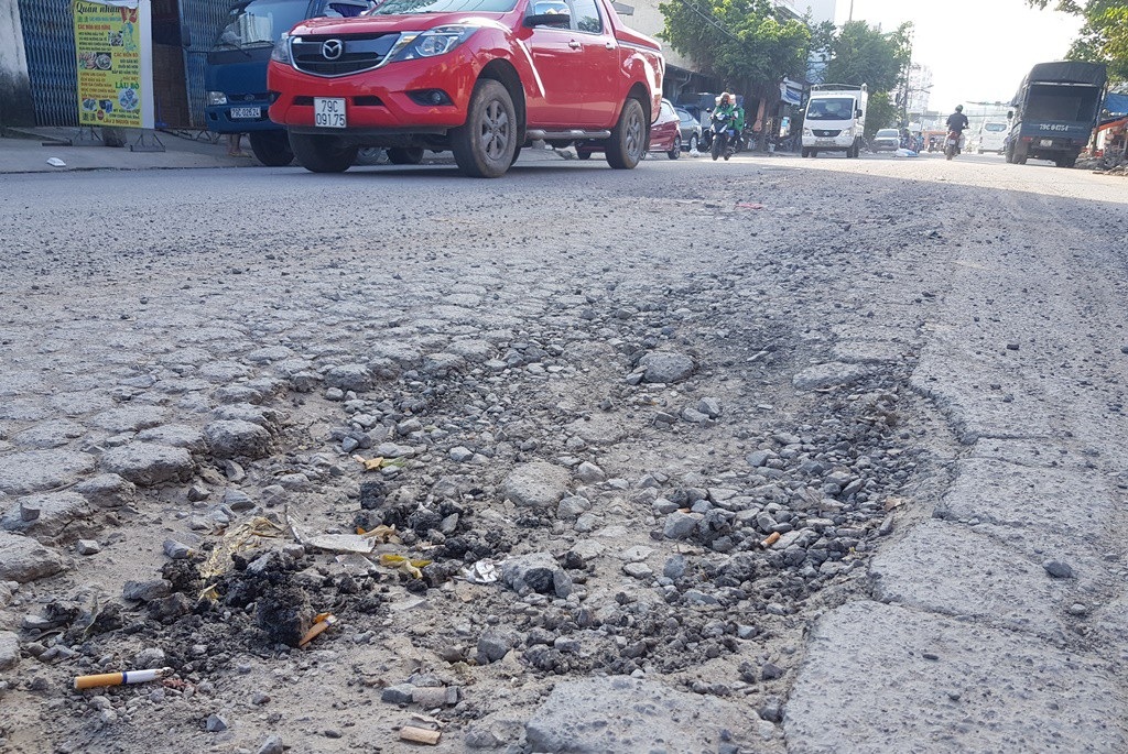 Phát khiếp với những tuyến đường nát bét, “ổ voi” chằng chịt - Ảnh 5. Phát khiếp với những tuyến đường nát bét, “ổ voi” chằng chịt - Ảnh 5.