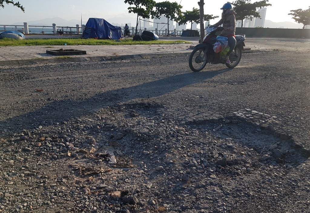 Phát khiếp với những tuyến đường nát bét, “ổ voi” chằng chịt - Ảnh 6. Phát khiếp với những tuyến đường nát bét, “ổ voi” chằng chịt - Ảnh 6.