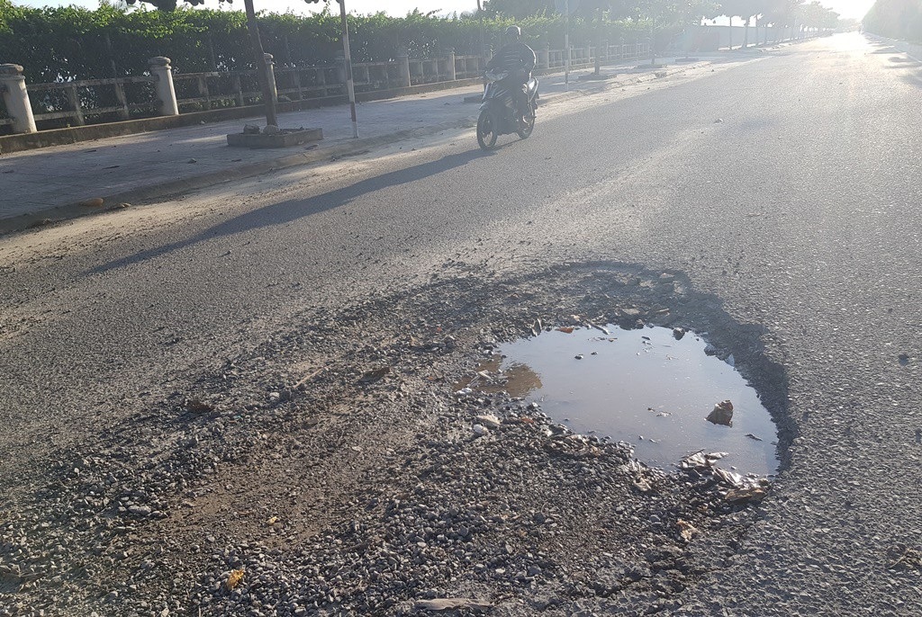 Phát khiếp với những tuyến đường nát bét, “ổ voi” chằng chịt - Ảnh 7. Phát khiếp với những tuyến đường nát bét, “ổ voi” chằng chịt - Ảnh 7.