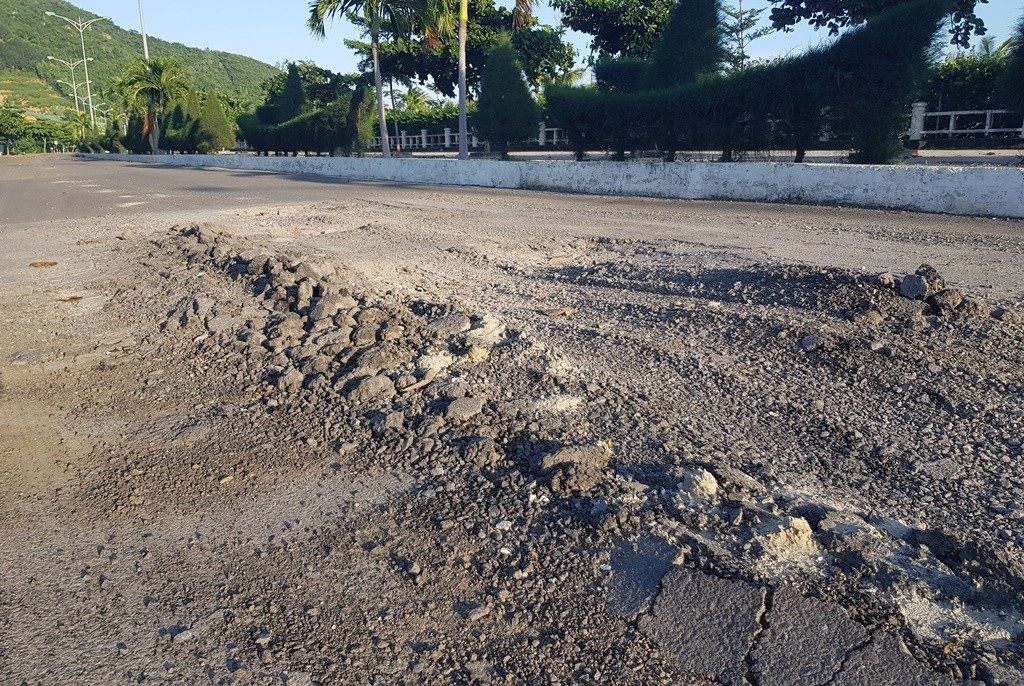 Phát khiếp với những tuyến đường nát bét, “ổ voi” chằng chịt - Ảnh 8. Phát khiếp với những tuyến đường nát bét, “ổ voi” chằng chịt - Ảnh 8.