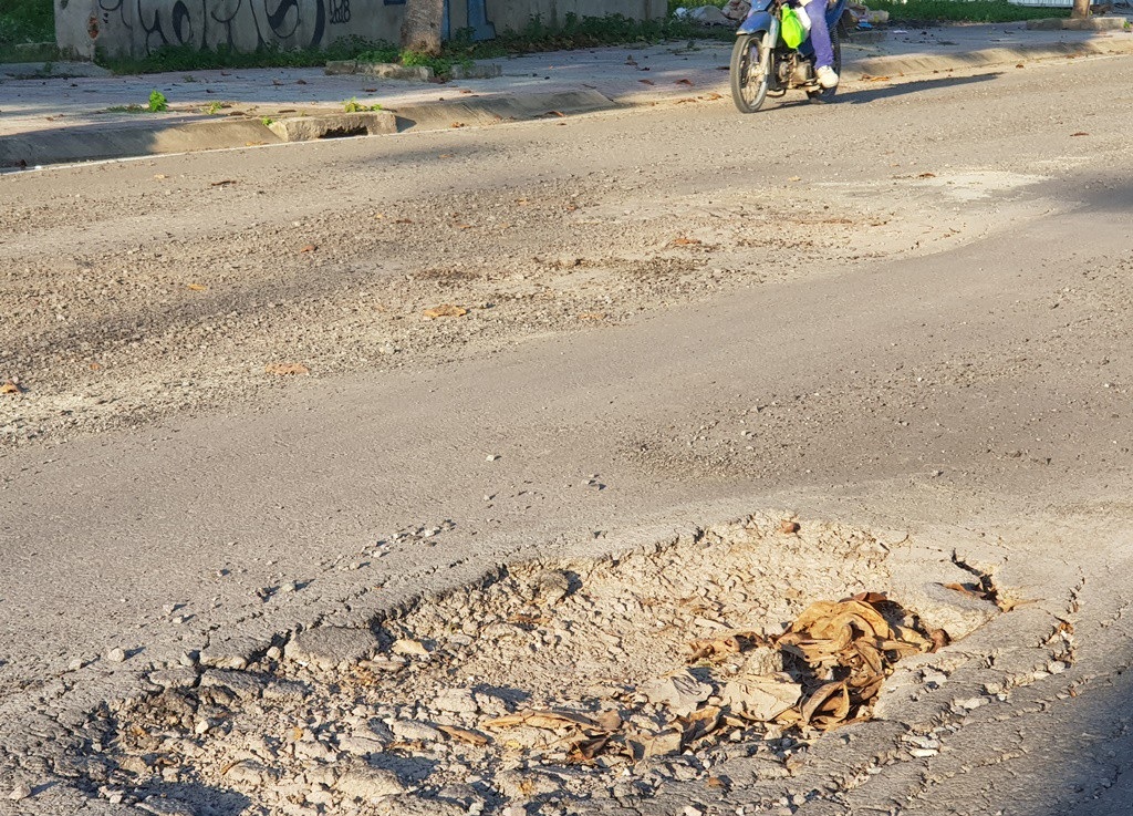 Phát khiếp với những tuyến đường nát bét, “ổ voi” chằng chịt - Ảnh 9. Phát khiếp với những tuyến đường nát bét, “ổ voi” chằng chịt - Ảnh 9.