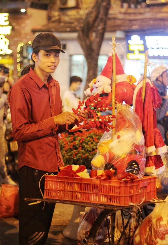 “Biển người” đổ về đón Noel, nhiều tuyến đường Hà Nội ùn tắc kéo dài - Ảnh 4. “Biển người” đổ về đón Noel, nhiều tuyến đường Hà Nội ùn tắc kéo dài - Ảnh 4.