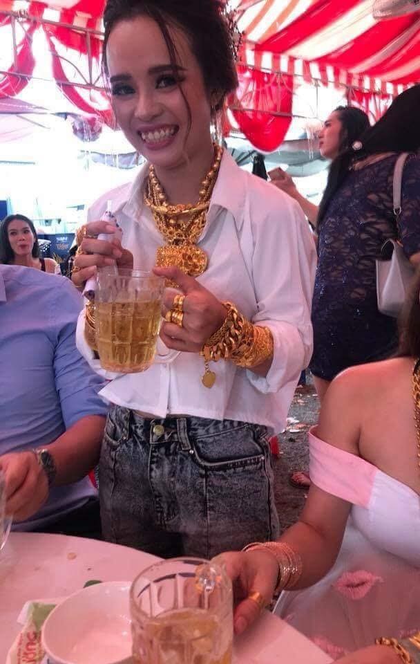 Đám cưới “khủng”: Cô dâu được tặng 10 tỷ đồng, đeo vàng trĩu cổ trong ngày vui - Ảnh 8. Đám cưới “khủng”: Cô dâu được tặng 10 tỷ đồng, đeo vàng trĩu cổ trong ngày vui - Ảnh 8.