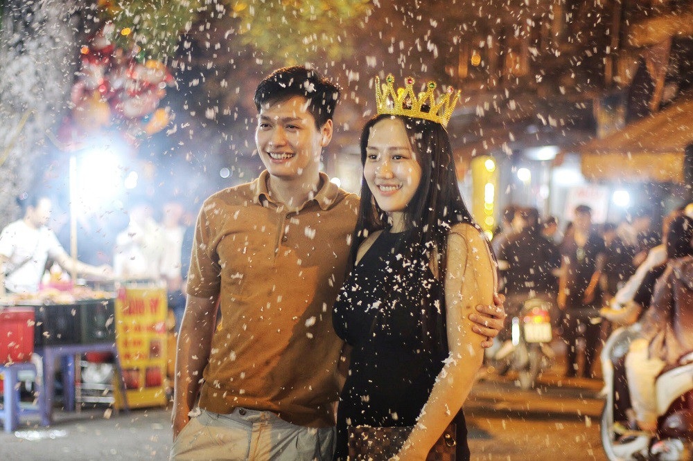 “Biển người” đổ về đón Noel, nhiều tuyến đường Hà Nội ùn tắc kéo dài - Ảnh 5. “Biển người” đổ về đón Noel, nhiều tuyến đường Hà Nội ùn tắc kéo dài - Ảnh 5.