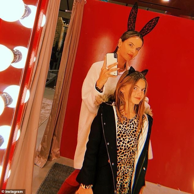 Alessandra Ambrosio đưa con về Brazil nghỉ giáng sinh - Ảnh 7. Alessandra Ambrosio đưa con về Brazil nghỉ giáng sinh - Ảnh 7.