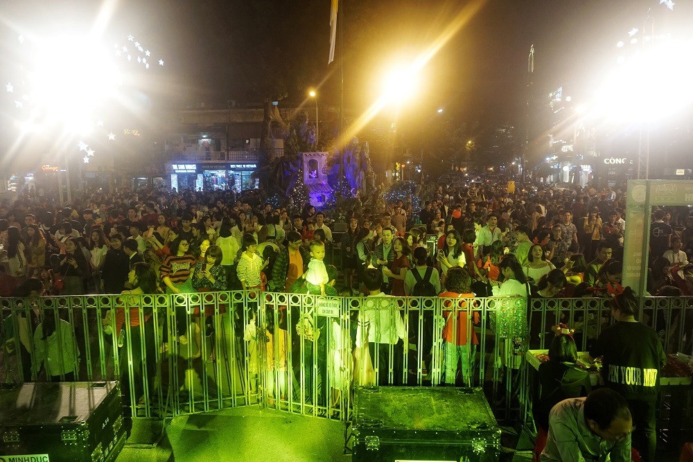 “Biển người” đổ về đón Noel, nhiều tuyến đường Hà Nội ùn tắc kéo dài - Ảnh 8. “Biển người” đổ về đón Noel, nhiều tuyến đường Hà Nội ùn tắc kéo dài - Ảnh 8.
