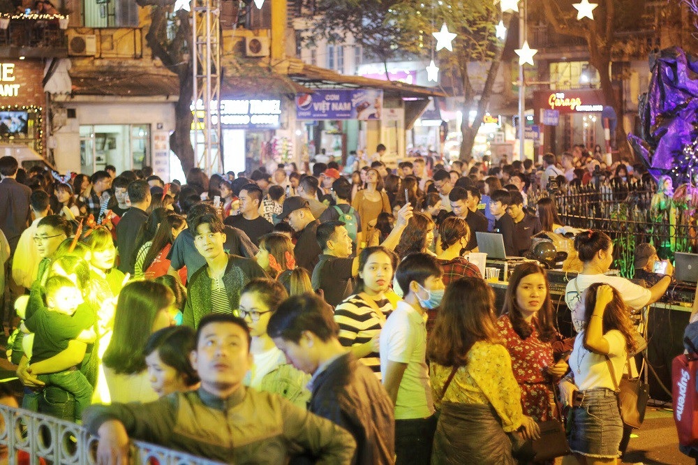 “Biển người” đổ về đón Noel, nhiều tuyến đường Hà Nội ùn tắc kéo dài - Ảnh 9. “Biển người” đổ về đón Noel, nhiều tuyến đường Hà Nội ùn tắc kéo dài - Ảnh 9.