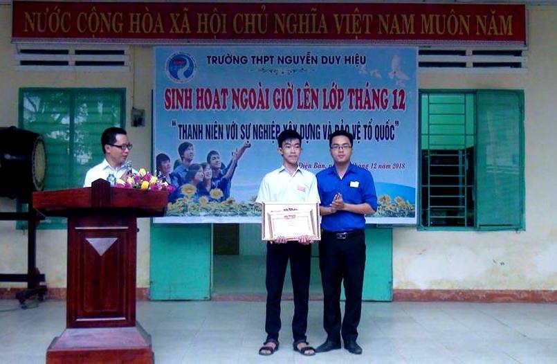 Tuyên dương cậu học trò nghèo trả lại 50 triệu đồng nhặt được - Ảnh 1. Tuyên dương cậu học trò nghèo trả lại 50 triệu đồng nhặt được - Ảnh 1.
