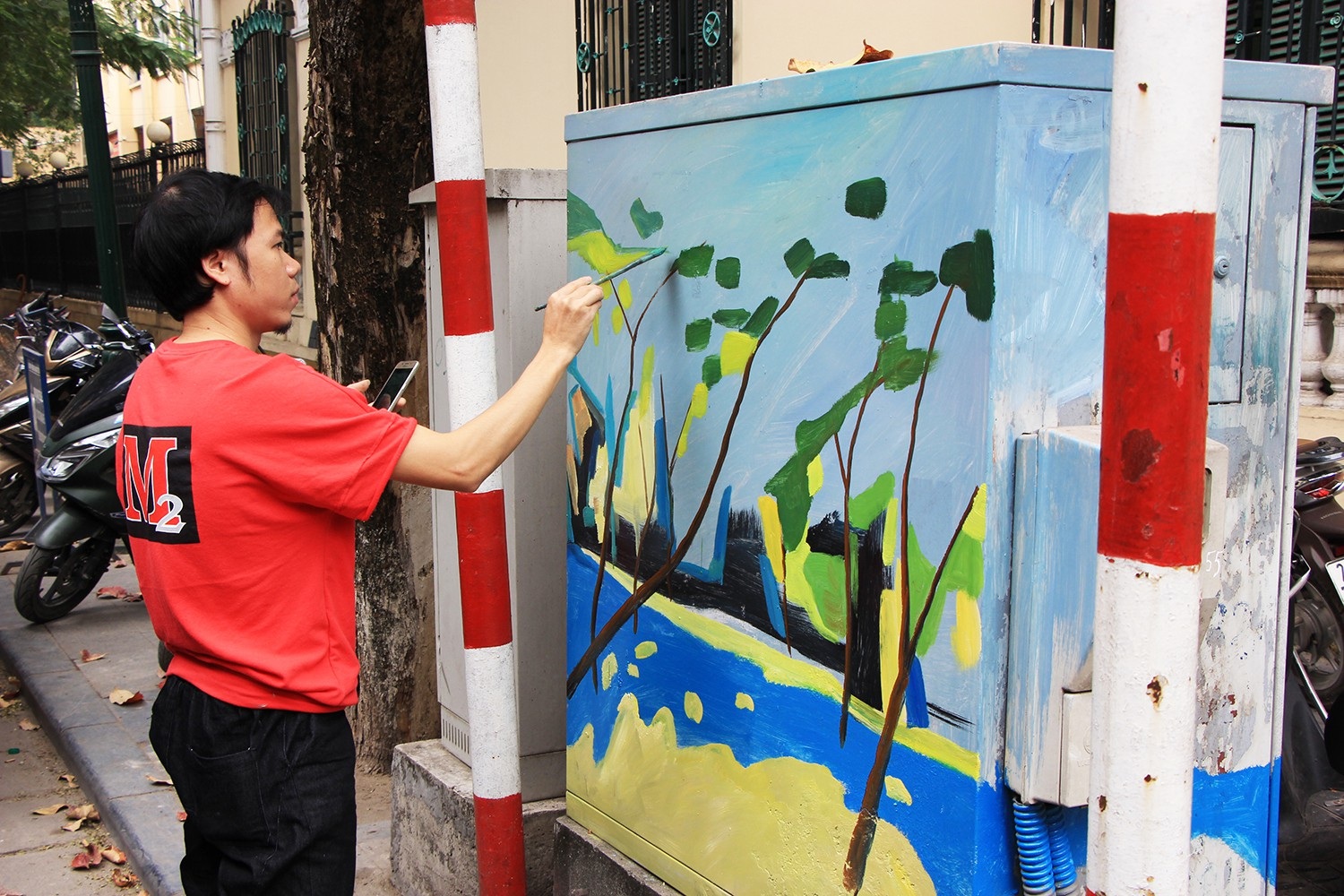 Những tủ điện “nở hoa” ở Hà Nội - Ảnh 2. Những tủ điện “nở hoa” ở Hà Nội - Ảnh 2.