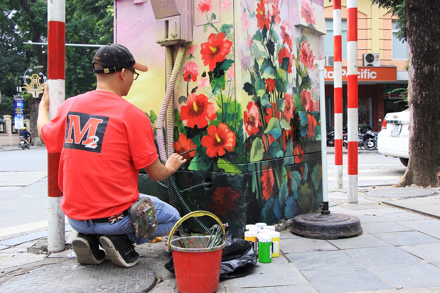 Những tủ điện “nở hoa” ở Hà Nội - Ảnh 6.