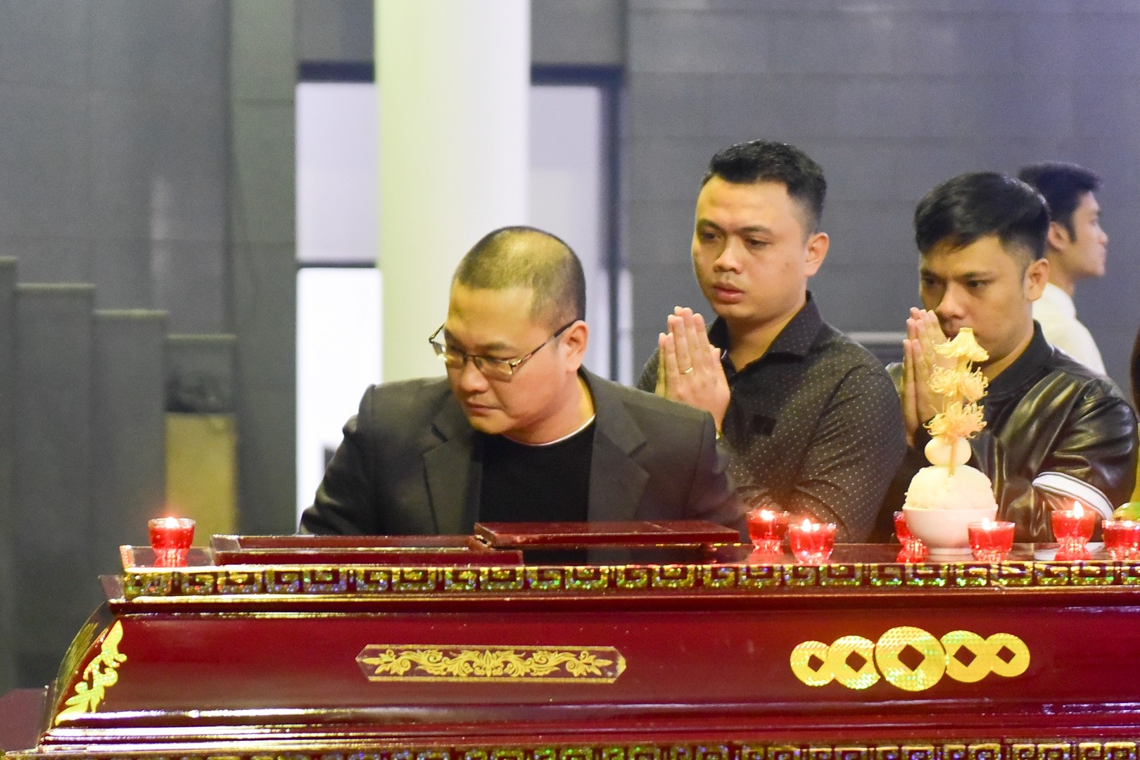 Nghệ sĩ ôm mặt khóc nức nở khi đến tiễn biệt NSND Anh Tú - Ảnh 15. Nghệ sĩ ôm mặt khóc nức nở khi đến tiễn biệt NSND Anh Tú - Ảnh 15.
