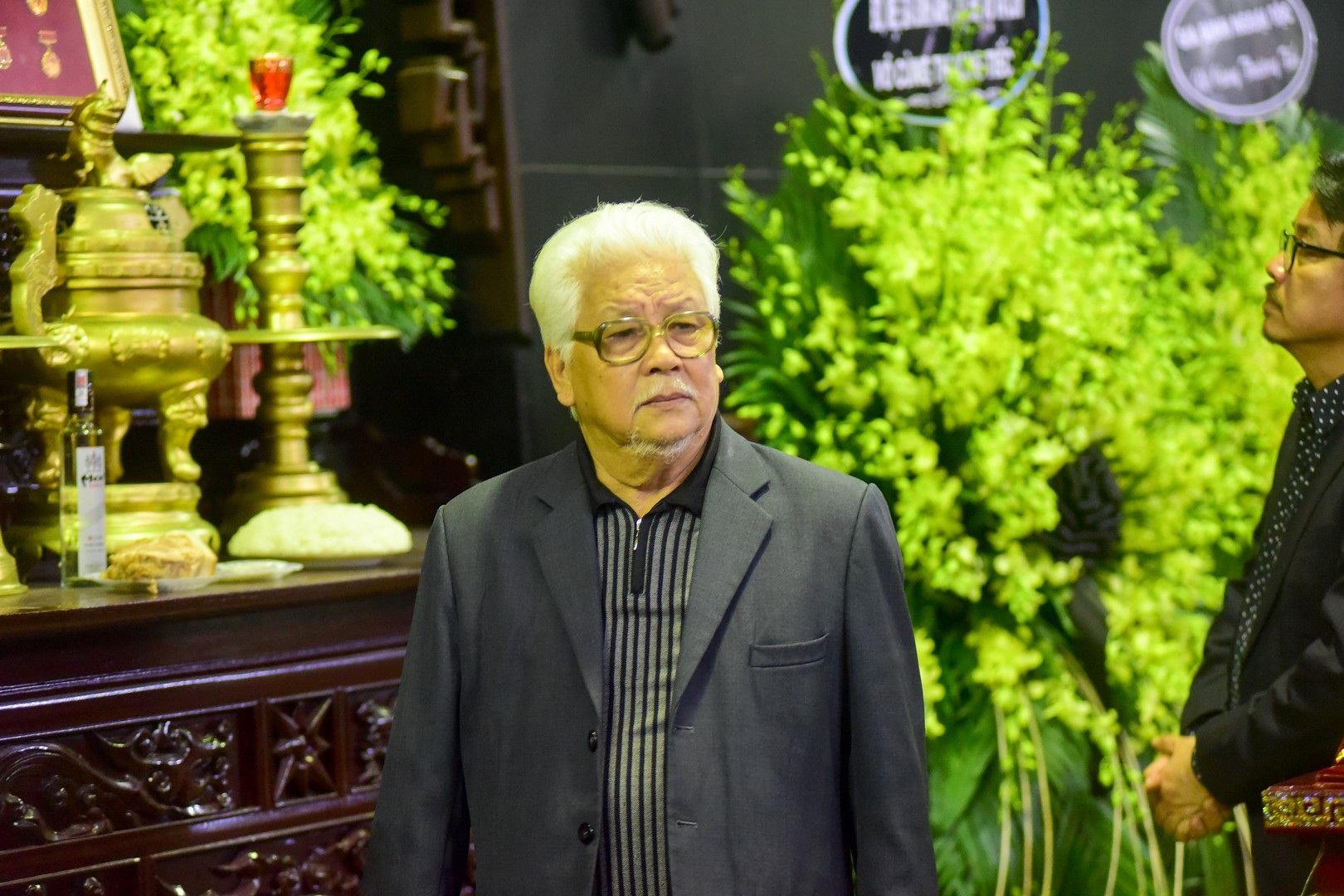 Nghệ sĩ ôm mặt khóc nức nở khi đến tiễn biệt NSND Anh Tú - Ảnh 11. Nghệ sĩ ôm mặt khóc nức nở khi đến tiễn biệt NSND Anh Tú - Ảnh 11.