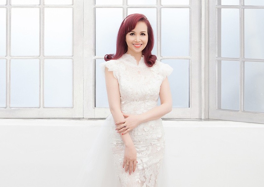 Hoa hậu Diệu Hoa chụp ảnh kỷ niệm 25 năm ngày cưới cùng gia đình - Ảnh 6. Hoa hậu Diệu Hoa chụp ảnh kỷ niệm 25 năm ngày cưới cùng gia đình - Ảnh 6.